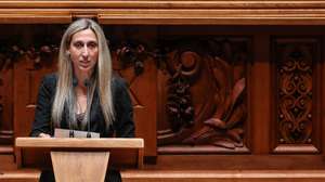 A deputada não inscrita, Cristina Rodrigues, intervém durante o debate parlamentar que tem como tema principal o teletrabalho, na Assembleia da República, em Lisboa, 5 de maio de 2021. MÁRIO CRUZ/LUSA