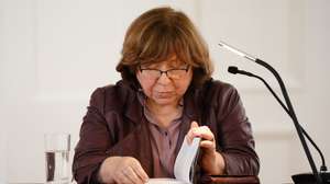 epaselect epa09272648 Belarusian writer and journalist Svetlana Alexievich before delivering a lecture as she receives the Grand Cross of Merit of the Order of Merit of the Federal Republic of Germany during a ceremony in Berlin, Germany, 15 June 2021. In 2015 Belarusian writer and journalist Svetlana Alexievich was awarded the Nobel Prize for Literature.  EPA/CLEMENS BILAN