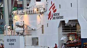 epa10436594 Health officers assist migrants to leave the Geo Barents ship of the MSF docked at the port of La Spezia, Italy, 28 January 2023. Doctors Without Frontiers (MSF) said on 25 January that the Geo Barents conducted its third rescue of the last few days and has 237 asylum seekers on board, adding that 107 people, including 36 minors and five women, were picked up from an overloaded dinghy in the latest operation.  EPA/LUCA ZENNARO