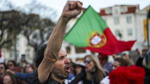 O líder do sindicato STOP, André Pestana, grita palavras de ordem no início de um acampamento de professores durante o qual serão promovidas vigílias e irão participar noutras iniciativas como a manifestação nacional do 25 de Abril, como forma de luta contra “a intransigência da tutela em não devolver os mais de seis anos e seis meses de tempo de serviço congelado, não acabar com os estrangulamentos de acesso aos 5º e 7.º escalões nem com o fim das quotas nas avaliações”, no Rossio, em Lisboa, 24 de abril de 2023. JOSÉ SENA GOULÃO/LUSA
