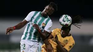 O jogador do Rio Ave, Boateng (E), disputa a bola com o jogador do Boavista, Makouta, durante o jogo da 10ª jornada da I Liga de futebol, realizado no Estádio do Rio Ave Futebol Clube, 5 se novembro de 2023. MANUEL FERNANDO ARAÚJO/LUSA