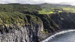 Um sismo com magnitude 4,5 foi sentido nas ilhas Terceira e São Jorge, ao início da manhã de hoje, informou o Centro de Informação e Vigilância Sismovulcânica dos Açores (CIVISA)., Açores, 14 de janeiro de 2024. Segundo a página do CIVISA na Internet, o abalo ocorreu às 07:19 locais (08:19 em Lisboa) e teve o epicentro a cerca de um quilómetro a nor-noroeste (NNW) da Serreta, ilha Terceira. ANTÓNIO ARAÚJO/LUSA