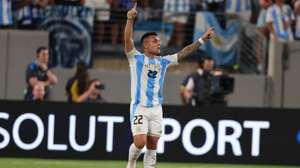 epa11438297 Argentina forward Lautaro Martinez gestures following his goal during the second half of the CONMEBOL Copa America 2024 group A soccer match between Argentina and Chile, at MetLife Stadium in East Rutherford, New Jersey, USA, 25 June 2024.  EPA/JUSTIN LANE