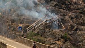 Parte do troço dos Passadiços do Paiva arde durante o incêndio que lavra no distrito de Aveiro, em Arouca, 18 de setembro de 2024. Sete pessoas morreram e cerca 120 ficaram feridas, das quais 10 em estado grave, devido aos incêndios que atingem desde domingo as regiões Norte e Centro do país, nos distritos de Aveiro, Porto, Vila Real, Braga e Viseu, que destruíram dezenas de casas e obrigaram a cortar estradas e autoestradas. PAULO NOVAIS/LUSA