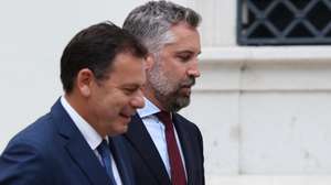 O primeiro-ministro, Luís Montenegro (E), recebe o secretário-geral do Partido Socialista (PS), Pedro Nuno Santos (D), para um encontro no âmbito das negociações do Orçamento do Estado para 2025, na residência Oficial de S. Bento, em Lisboa, 3 de outubro de 2024. MIGUEL A. LOPES/LUSA