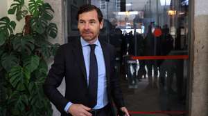 O presidente do FC Porto André Villas-Boas à chegada ao Tribunal São João Novo no Porto para o julgamento da "Operação Pretoriano", 20 de março de 2025. O processo tem como arguidos Fernando Madureira, ex-líder dos Super Dragões, Sandra Madureira, Vítor Catão e ainda mais nove arguidos, acusados de crimes alegadamente cometidos numa Assembleia-Geral do FC Porto. JOSÉ COELHO/LUSA
