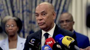 O líder da UNITA, Adalberto Costa Júnior, fala aos jornalistas após o encontro com o Presidente angolano, João Lourenço (» ausente na fotografia), no Palácio Presidencial em Luanda, Angola, 13 de maio de 2025. AMPE ROGÉRIO/LUSA