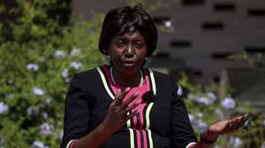 A ministra da Saúde de Angola, Silvia Lutucuta, anunciou hoje, em entrevista à Lusa, que o seu ministério prevê contratar anualmente, até 2027, caso haja condições financeiras, 8 mil novos profissionais de saúde, incluindo médicos, Oeiras, 16 de julho de 2024. “O compromisso do Estado e do Governo é, sempre que as condições financeiras permitirem, fazer novos concursos públicos. Nós agora estamos a fazer admissão de uma quota adicional de cerca de 5 mil profissionais, mas é garantido que, até ao final do ano, vamos admitir mais. Mas o objetivo é, até 2027, admitir anualmente 8 mil novos profissionais, em que os médicos são incluídos”, afirmou Sílvia Lutucuta. (ACOMPANHA TEXTO DE 17 DE JULHO DE 2024). FILIPE AMORIM/LUSA