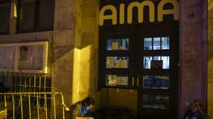 Imigrantes guardam lugar pernoitando em frente à agência da AIMA nos Anjos, Lisboa,16 de outubro de 2025. Cerca de duas dezenas de imigrantes encontravam-se às portas da Agência para a Integração, Migrações e Asilo (AIMA) para guardar a sua vez para serem atendidos.TIAGO PETINGA/LUSA