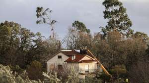 Trabalhos de recuperação de um telhado de uma habitação em Figueiró dos Vinhos, 02 de Fevereiro de 2026. A passagem da depressão Kristin por Portugal continental, na quarta-feira, dia 28 de janeiro, deixou um rasto de destruição, causando pelo menos cinco mortos, segundo a Proteção Civil, vários feridos e desalojados.  ESTELA SILVA/LUSA