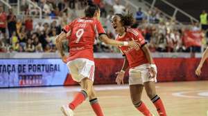 A jogadora do Benfica Fifó (E) festeja com Maria Pereira após marcar um golo contra o Grupo Nuno Álvares durante o jogo da final da Taça de Portugal, Pavilhão Multiusos de Gondomar, 26 de abril de 2026. JOSÉ COELHO/LUSA