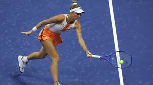 epa12341849 Marketa Vondrousova of the Czech Republic in action Elena Rybakina of Kazakhstan during the fourth round of the US Open Tennis Championships at the USTA Billie Jean King National Tennis Center in Flushing Meadows, New York, USA, 31 August 2025. The US Open tournament runs from 24 August through 07 September.  EPA/BRIAN HIRSCHFELD
