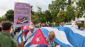Ação de protesto "Solidariedade com Cuba! Fim ao bloqueio, à agressão e às ameaças dos EUA!" promovida pela Associação de Amizade Portugal-Cuba (AAPC) e pelo Conselho Português para a Paz Cooperação (CPPC) em Lisboa, 25 de junho de 2026. MANUEL DE ALMEIDA/LUSA