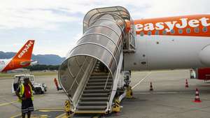 epa13105267 An Airbus A320 commercial airplane of EasyJet is seen after landing at Geneva Airport, Switzerland, 11 July 2026. A bidding war for Europe's low-cost carrier, easyJet, has been ongoing between US-based investment firms Castlelake and Apollo Global Management, with the latter having proposed the better offer.  EPA/ALESSANDRO DELLA VALLE