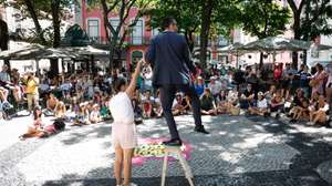 Um artista atua durante o início da 12.ª edição do Festival Internacional de Magia Lisboa Mágica, no Largo do Carmo, em Lisboa, 20 de agosto de 2024. O Festival, sob a direcção artística de Luis de Matos, conta com 15 artistas, oriundos de 8 países, que apresentarão 175 espectáculos de acesso livre, repartidos por 13 locais da cidade até 25 de agosto. ANTÓNIO PEDRO SANTOS/LUSA