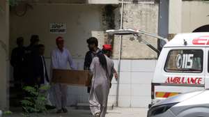 epa13191923 People transport the body of a victim after a fire at the Pakistan Institute of Medical Science (PIMS), in Islamabad, Pakistan, 26 August 2026. According to hospital officials, the fire that broke out in the hospital's maternity ward killed at least 14 newborns.  EPA/SOHAIL SHAHZAD