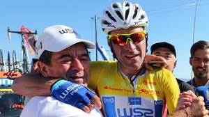 O ciclista da equipa W52-FC Porto, Raúl Alarcon (D), festeja com o dono da equipa Adriano Quintanilha, após vencer a 4ª etapa da 79ª Volta a Portugal em bicicleta, disputada hoje entre Macedo de Cavaleiros e Mondim de Basto (Senhora da Graça), com a distância de 152,7km. Mondim de Basto, 8 de agosto de 2017. NUNO VEIGA/LUSA