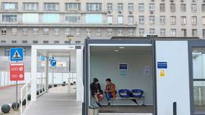 Utentes do centro de atendimento covid-19 aguarda a sua vez no Centro Hospitalar e Universitário Lisboa Norte, E.P.E, onde decorre a vacinação de doentes em contexto de consulta externa, em Lisboa, 13 de maio de 2021. O secretário de Estado Adjunto e da Saúde, António Lacerda Sales, e o coordenador da 'task force' da vacinação contra a covid-19, Henrique Gouveia e Melo (ausentes da foto), visitaram hoje o Centro Hospitalar onde decorre a vacinação de doentes em contexto de consulta externa. ANTÓNIO PEDRO SANTOS/LUSA