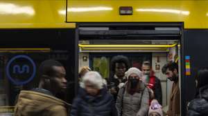 Passageiros na estação de metro da Trindade no Porto, 5 de dezembro de 2022. O Metro do Porto celebra este mês o seu 20º Aniversário. (ACOMPANHA TEXTO DE 06 DE DEZEMBRO DE 2022). JOSÉ COELHO/LUSA