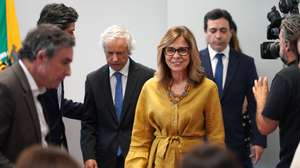 A ministra da Saúde, Ana Paula Martins (C), acompanhada pelo presidente da Câmara Municipal de Vila Nova de Famalicão, Mário Passos (2-E), e pelo presidente do Conselho de Administração da ULS do Médio Ave, Luís Vales (D), durante a inauguração da nova Unidade de Saúde Familiar de São Miguel-o-Anjo, Vila Nova de Famalicão, 23 de junho de 2026. HUGO DELGADO/LUSA