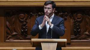O deputado do Partido Socialista (PS), Miguel Costa Matos,  intervém no debate sobre a apreciação na generalidade do Orçamento do Estado para 2022 (OE2022), esta tarde na Assembleia da República, em Lisboa, 26 de outubro de 2021. Se os partidos mantiverem o sentido de voto anunciado, a proposta do Governo de Orçamento deverá ser chumbada na quarta-feira logo na generalidade com os votos contra do PSD, Bloco de Esquerda, PCP, CDS-PP, PEV, Iniciativa Liberal e Chega, tendo os votos a favor apenas do PS e as abstenções do PAN e das deputadas não inscritas Joacine Katar-Moreira e Cristina Rodrigues. MIGUEL A. LOPES/LUSA