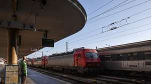 Estação Ferroviária de Santa Apolónia no segundo dia de greve total de maquinistas, entre as 00:00 e as 08:00 de hoje, tendo a CP - Comboios de Portugal suprimido 125 das 245 ligações programadas, em Lisboa, 05 de janeiro de 2023. TIAGO PETINGA/LUSA