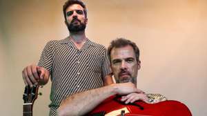 Os guitarristas André (E) e Bruno Santos durante a entrevista à Agência Lusa sobre o projeto Mano a Mano, que edita no dia 21 um novo álbum, “Trilogia das Sombras” - um livro-disco inspirado em e de homenagem a Lourdes Castro, e que conta com a participação de Tolento Mendonça, Lisboa, 11 de abril de 2023. (ACOMPANHA TEXTO DA LUSA DE 17-04-2023) TIAGO PETINGA/LUSA