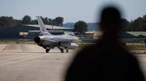 Uma aeronave F-16 MLU da Esquadra 201/301, da Quick Reaction Alert (QRA) da Força Aérea Portuguesa, prepara-se para descolar na Base Aérea N.º 5 durante a apresentação do papel das aeronaves no plano de segurança do espaço aéreo, no QRA e na Interdição Aérea e Escolta do avião Papal, em Monte Real, Leiria, em 28 de julho de 2023. PAULO CUNHA/LUSA