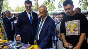 O presidente da República, Marcelo Rebelo de Sousa (C) e o presidente da Câmara Municipal do Porto, Rui Moreira (E), marcam presença na abertura da11.ª edição da Feira do Livro do Porto, nos Jardins do Palácio de Cristal, Porto, 23 de agosto de 2025. A Feira do Livro do Porto este ano homenageia o poeta Eugénio de Andrade. JOSÉ COELHO/LUSA