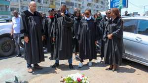 Dezenas de advogados moçambicanos concentraram-se esta manhã no local do homicídio, em Maputo, de Elvino Dias, advogado do candidato presidencial Venâncio Mondlane, e Paulo Guambe, mandatário do Podemos, partido que o apoia, perante apelos contra o “acobardamento” da classe, 19 de outubro de 2024, Maputo, Moçambique. PAULO JULIÃO/LUSA