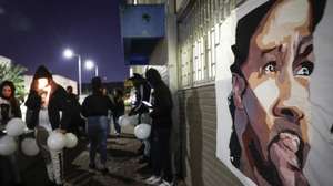 Familiares e amigos de Odair Moniz, cidadão cabo-verdiano baleado por um agente da Polícia de Segurança Pública (PSP) na madrugada de segunda-feira no Bairro da Cova da Moura, prestam a sua homenagem durante uma vigília promovida pelo movimento Vida Justa, uma semana após a sua morte, no Bairro do Zambujal, na Amadora, 28 de outubro de 2024. ANTÓNIO PEDRO SANTOS/LUSA