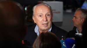Pedro Santana Lopes fala aos jornalistas à chegada ao 42.º Congresso Nacional do PSD realizado em Braga, 19 de Outubro 2024. HUGO DELGADO/LUSA
