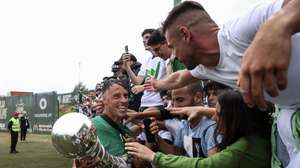 O capitão do Rio Ave, Vitor Gomes (E), festeja com adeptos a vitória da Segunda Liga de Futebol após vencerem o Chaves por 3-0  no estádio dos Arcos, Vila do Conde, 15 de maio de 2022. JOSÉ COELHO/LUSA