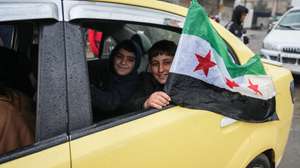 epa12658942 Locals cheer as Syrian army and security forces enter the city of Tabqa in the Raqqa countryside, after the Syrian government took control of the city on January 18, 2026.  EPA/AHMAD FALLAHA
