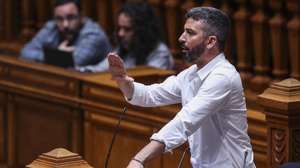 O deputado do Bloco de Esquerda (BE), Fabian Figueiredo, intervém durante o debate de urgência, requerido pelo PCP, sobre “Exames Nacionais”, na Assembleia da República, em Lisboa, 17 de julho de 2026. MIGUEL A. LOPES/LUSA