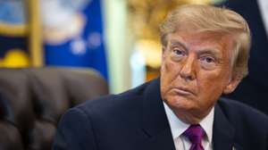 epa13195112 US President Donald Trump listens prior to signing an executive order to rename Lake Ontario as Lake America, amid a recent trade war, in the Oval Office of the White House in Washington, DC, USA, 27 August 2026.  EPA/AL DRAGO / POOL