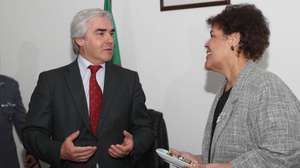 O ministro da Defesa Nacional de Portugal, Nuno Melo (E), conversa com a ministra dos Combatentes de Moçambique, Nyeleti Mondlane (D), após a assinatura de um memorando de entendimento para apoio à recuperação, digitalização, conservação, valorização e estudo do património arquivístico militar, em Maputo, Moçambique, 14 de setembro de 2026. LINA CEBOLA/LUSA