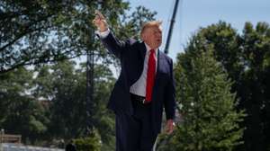 epa13275373 US President Donald Trump gestures to members of the media on the South Lawn of the White House before boarding Marine One in Washington, DC, USA, 01 October 2026. The president spoke about the ongoing war with Iran and the 2028 presidential elections.  EPA/AARON SCHWARTZ / POOL