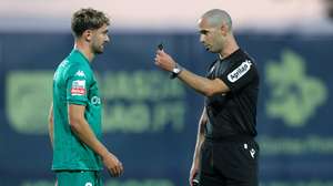 O arbitro Hélder Carvalho, mostra o apito ao jogador do Estoril Praia, Jordan Holsgrove, durante o jogo da I Liga de futebol contra o Arouca disputado no estádio Municipal de Arouca, 13 de agosto 2023. ESTELA SILVA/LUSA