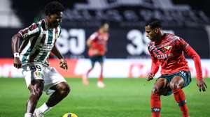 Abraham Marcus (E) do Estrela da Amadora disputa a bola com Landerson Araújo do Moreirense durante o jogo I Liga de Futebol disputado no estádio José Gomes, Amadora, 20 de dezembro de 2025. RODRIGO ANTUNES/LUSA
