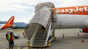 epa13105267 An Airbus A320 commercial airplane of EasyJet is seen after landing at Geneva Airport, Switzerland, 11 July 2026. A bidding war for Europe's low-cost carrier, easyJet, has been ongoing between US-based investment firms Castlelake and Apollo Global Management, with the latter having proposed the better offer.  EPA/ALESSANDRO DELLA VALLE