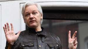 epa08918435 (FILE) - Wikileaks founder Julian Assange speaks to reporters from the balcony of the Ecuadorian Embassy in London, Britain, 19 May 2017 (reissued 04 January 2021). British media report London's Old Bailey courthouse ruled on 04 January 2021 Julian Assange cannot be extradited from Britain to USA to face espionage charges over the publication of secret US military documents.  EPA/FACUNDO ARRIZABALAGA *** Local Caption *** 53530130
