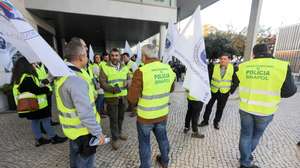 Polícias do Sindicato Nacional da Polícia (Sinapol) protestam no Parque das Nações onde decorre a Web Summit, Lisboa, 5 de novembro de 2018. MIGUEL A. LOPES/LUSA