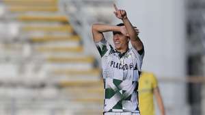 O jogador do Moreirense, Franco, festeja o golo obtido contra o Estoril Praia durante o jogo da 34ª jornada da I Liga de Futebol realizado no Estádio Parque Desportivo Comendador Joaquim de Almeida Freitas, Moreira de Cónegos, 18 de maio de 2024. MANUEL FERNANDO ARAÚJO/LUSA