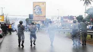 Elementos da Polícia moçambicana  lançam gás lacrimogéneo para dispersar as pessoas que se começavam a juntar para participar nas marchas pacíficas convocadas pelo candidato presidencial Venâncio Mondlane repudiando o homicídio de dois apoiantes, Maputo, Moçambique, 21  de outubro de 2024. LUÍSA NHANTUMBO/ LUSA