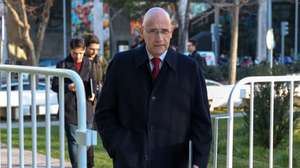 O antigo primeiro-ministro, Pedro Passos Coelho, à chegada ao Tribunal Criminal de Lisboa onde vai ser ouvido como testemunha no processo principal do colapso do Banco Espírito Santo (BES) e do Grupo Espírito Santo (GES), no Campus da Justiça, em Lisboa, 15 de janeiro de 2025. MANUEL DE ALMEIDA/LUSA