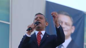 epa12014028 Leader of Turkey's main opposition Republican People's Party (CHP) Ozgur Ozel attends a CHP rally against the detention of the mayor of Istanbul, in Ankara, Turkey, 06 April 2025. Istanbul mayor Ekrem Imamoglu of the Republican People's Party (CHP) was jailed and dismissed by the Turkish Ministry of Interior on 23 March on corruption charges, following his detention on 19 March along with 100 others.  EPA/NECATI SAVAS