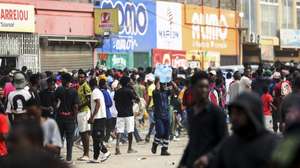 epa12269031 People loot one of Arreiou's shops, barricaded roads, and burned tires in the Calemba 2 neighborhood in the municipality of Kilamba Kiaxi on the first day of the taxi strike in Luanda, Angola, 28 July 2025. Angolan taxi drivers’ associations have called for a strike until 30 July in the main Angolan provinces as a form of protest against the increase in diesel prices at the beginning of this month, which led to an increase in public transport fares.  EPA/AMPE ROGERIO
