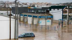 Zona que ficou submersa pela subida da água do Rio Lis devido ao mau tempo, em Leiria, 05 de fevereiro de 2026. Onze pessoas morreram em Portugal desde a semana passada na sequência da passagem das depressões Kristin e Leonardo, que provocaram também algumas centenas de feridos e desalojados. ANTÓNIO PEDRO SANTOS/LUSA