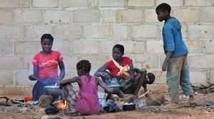 Deslocados acomodados na Escola Básica de Miconi Sede, no distrito de Chiúre, após ataques em algumas aldeias da região, Cabo Delgado, Moçambique, 28 de julho de 2025. Na escola de Miconi, província moçambicana de Cabo Delgado, as brincadeiras das crianças ouvem-se, mas ninguém vai às aulas, entre as centenas de deslocados após novos ataques terroristas, enquanto Pedro procura pela família do rapaz que trouxe pela mão. (ACOMPANHA TEXTO DE 29 DE JULHO DE 2025). LUÍSA NHANTUMBO/LUSA